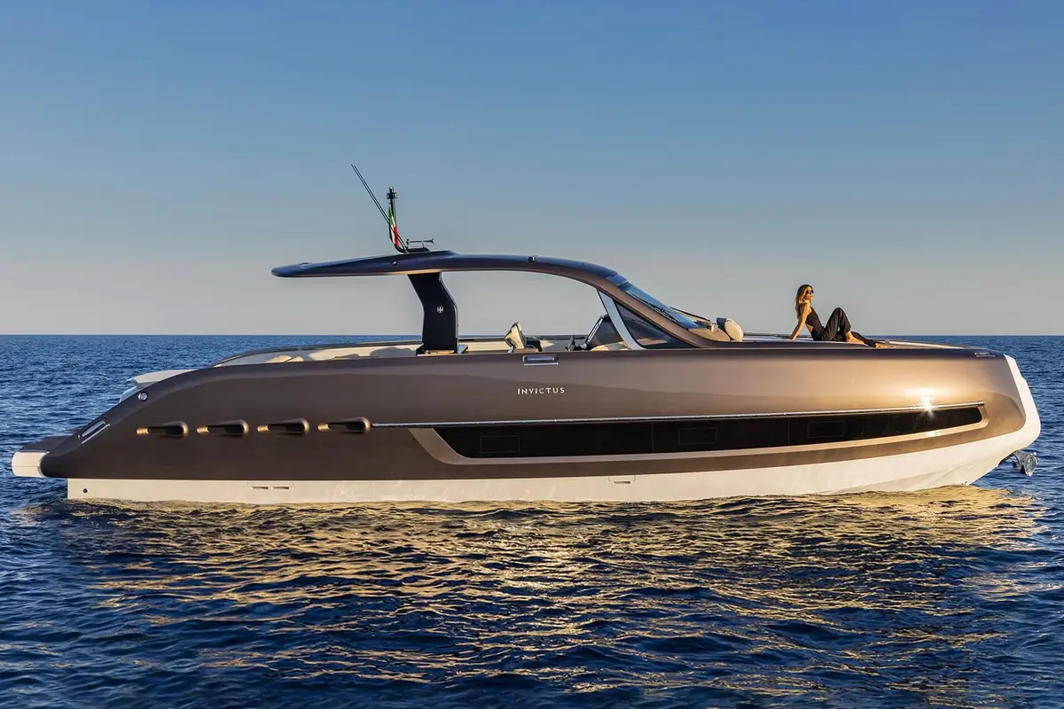 Invictus 460 — Luxury Yachts St. Tropez, Saint-Tropez. Vitesse et lignes pures vers Cap Taillat