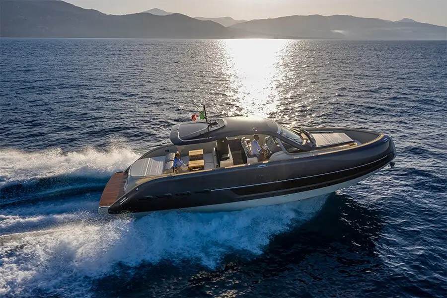 Invictus 460, extérieur — Luxury Yachts St. Tropez, Saint-Tropez. Vitesse et lignes pures vers Cap Taillat