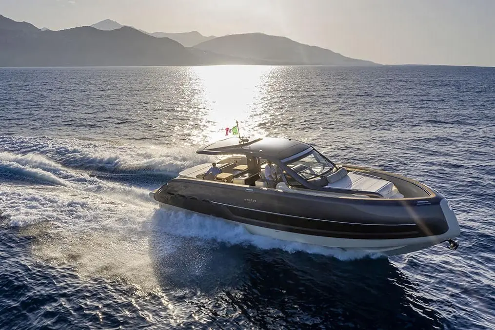 Invictus 460, pont principal — Luxury Yachts St. Tropez, Saint-Tropez. Vitesse et lignes pures vers Cap Taillat