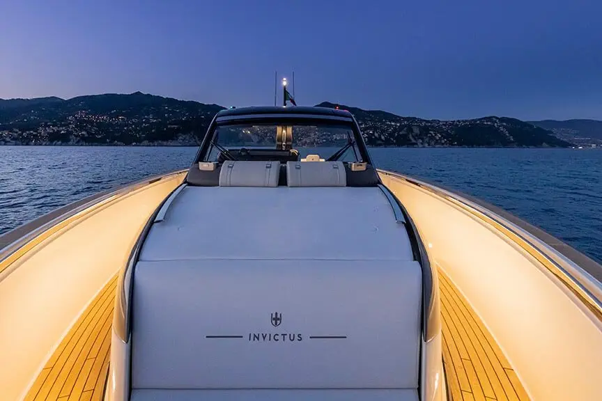 Invictus 460, pont arrière — Luxury Yachts St. Tropez, Saint-Tropez. Vitesse et lignes pures vers Cap Taillat