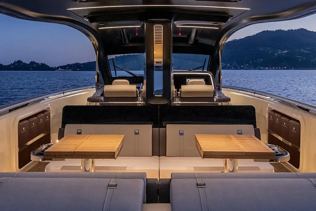 Invictus 460, salon — Luxury Yachts St. Tropez, Saint-Tropez. Vitesse et lignes pures vers Cap Taillat