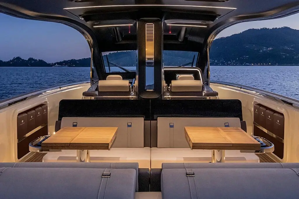 Invictus 460, salon — Luxury Yachts St. Tropez, Saint-Tropez. Vitesse et lignes pures vers Cap Taillat