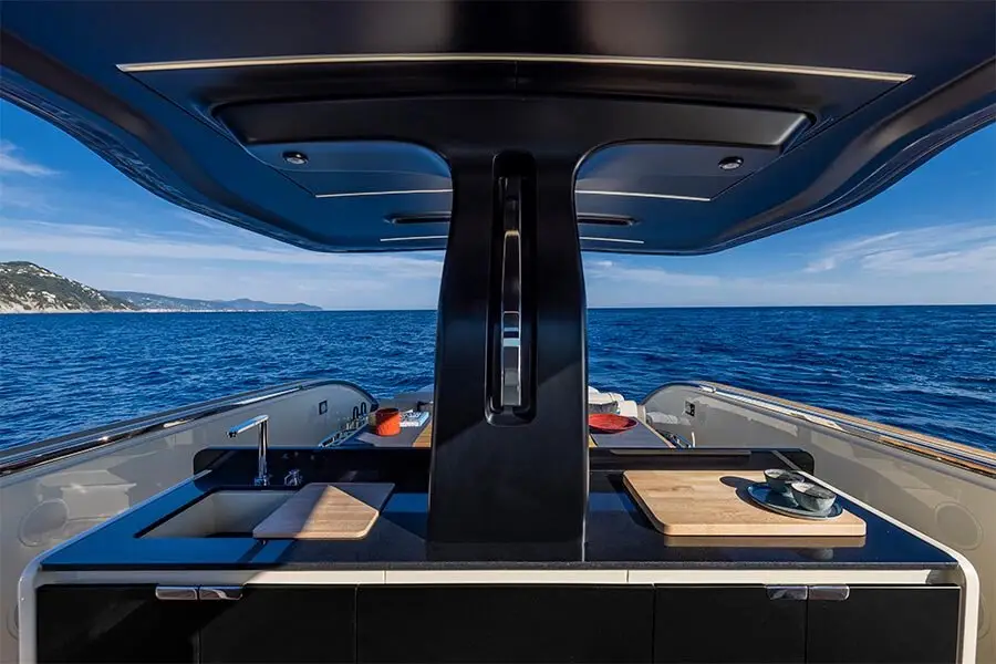 Invictus 460, cabine principale — Luxury Yachts St. Tropez, Saint-Tropez. Vitesse et lignes pures vers Cap Taillat