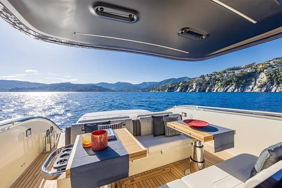 Invictus 460, flybridge — Luxury Yachts St. Tropez, Saint-Tropez. Vitesse et lignes pures vers Cap Taillat