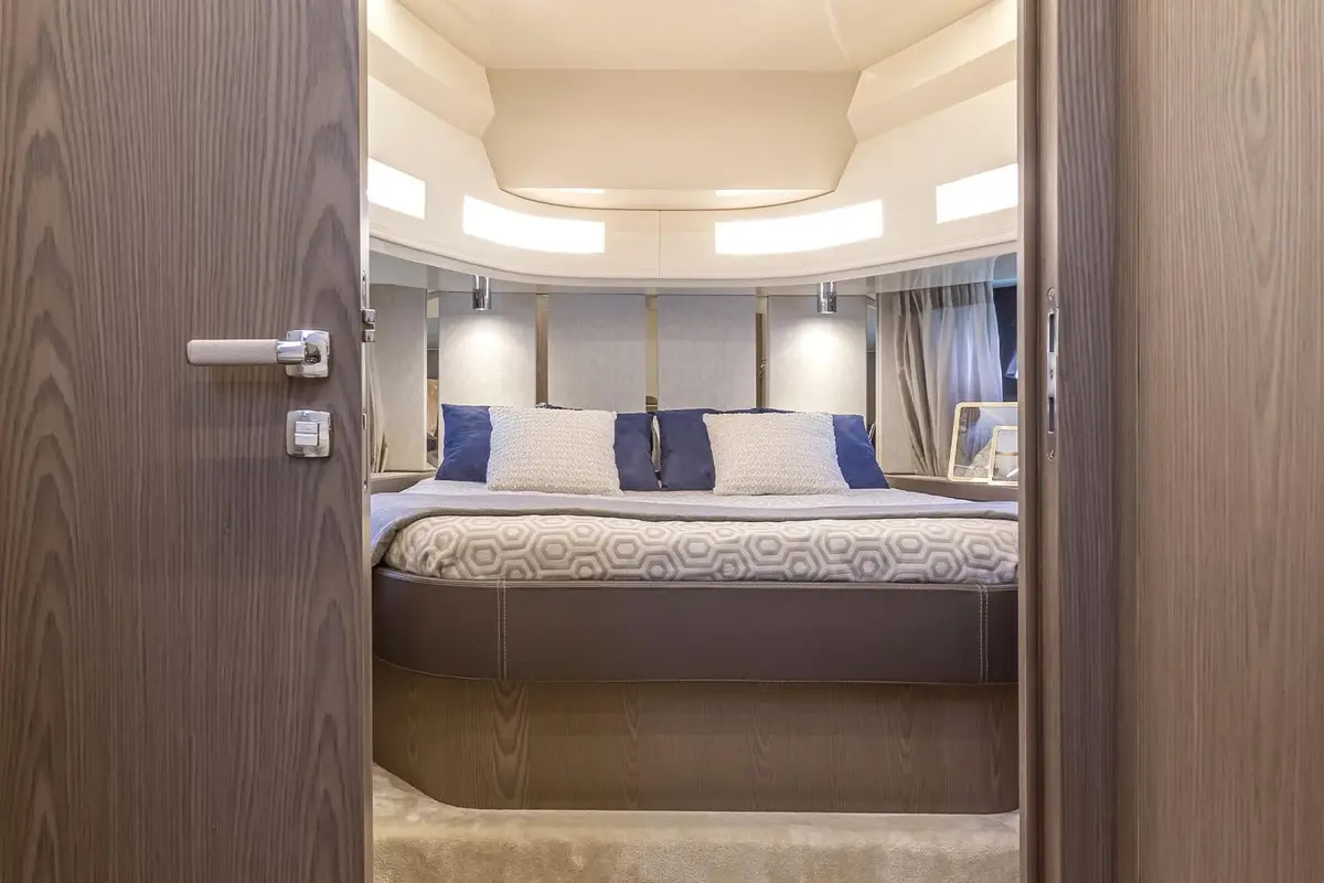 Invictus 460, extérieur — Luxury Yachts St. Tropez, Saint-Tropez. Vitesse et lignes pures vers Cap Taillat