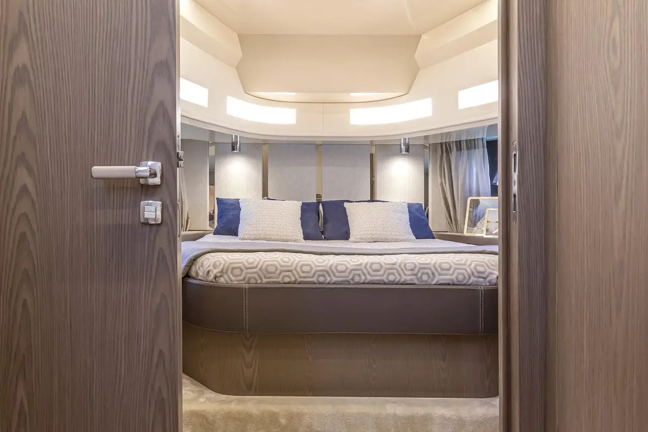 Invictus 460, extérieur — Luxury Yachts St. Tropez, Saint-Tropez. Vitesse et lignes pures vers Cap Taillat
