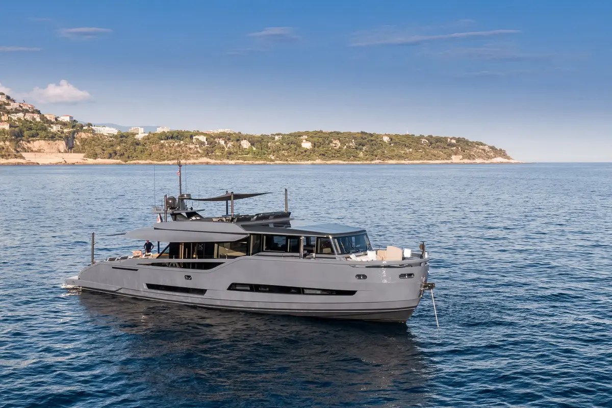 Extra 86 — Luxury Yachts St. Tropez, Saint-Tropez. Cubiertas amplias para una travesía tranquila hacia Port Grimaud