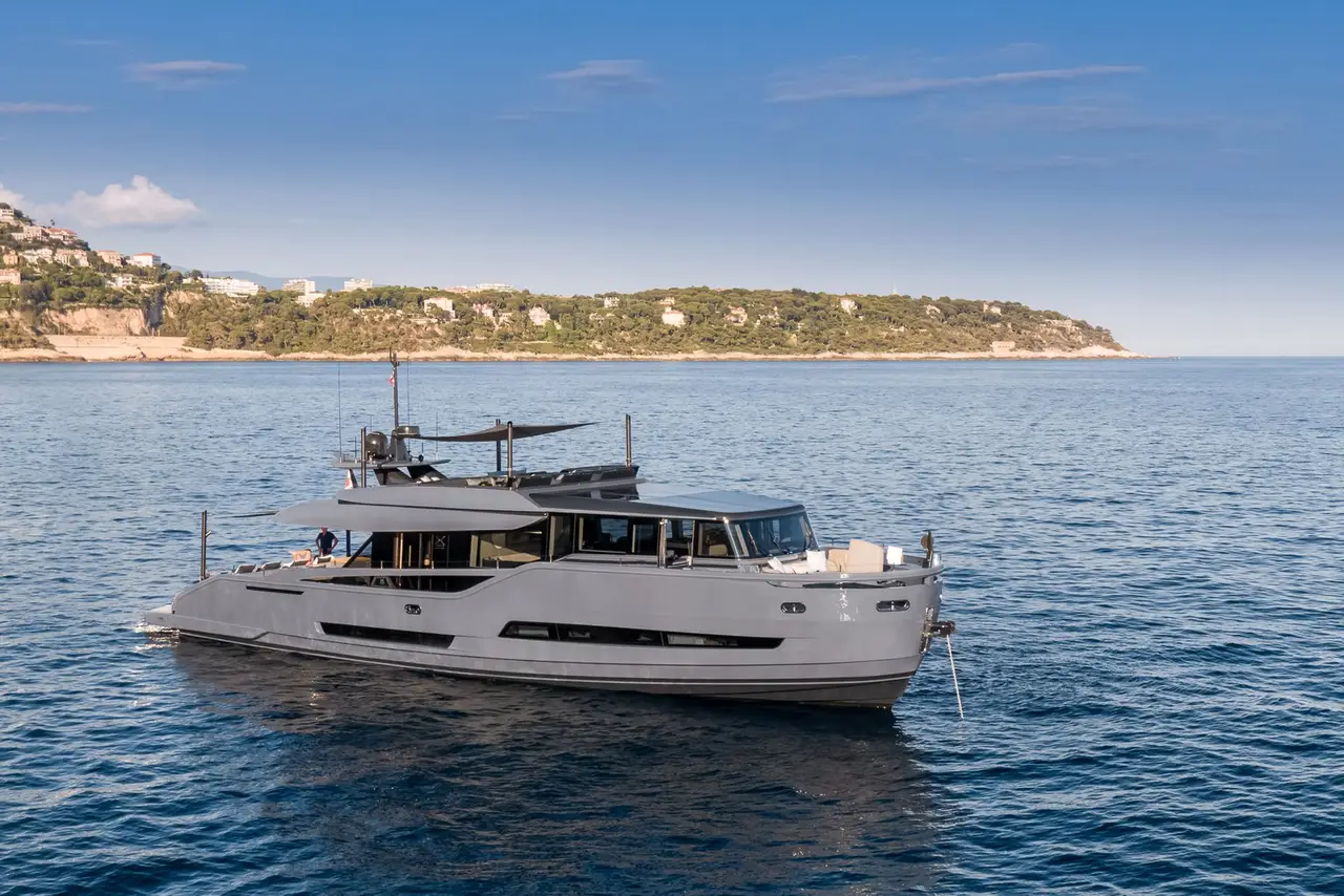 Extra 86 — Luxury Yachts St. Tropez, Saint-Tropez. Cubiertas amplias para una travesía tranquila hacia Port Grimaud