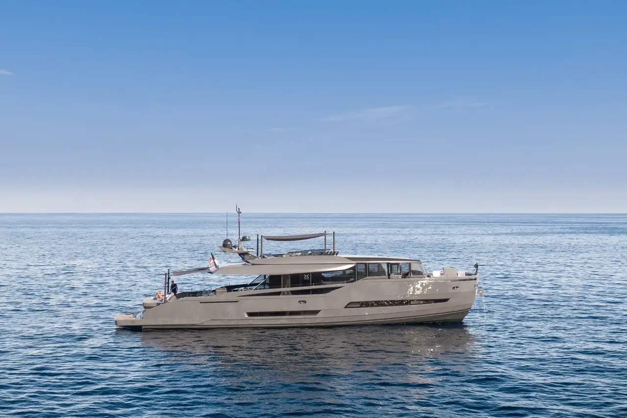 Extra 86, exterior — Luxury Yachts St. Tropez, Saint-Tropez. Cubiertas amplias para una travesía tranquila hacia Port Grimaud