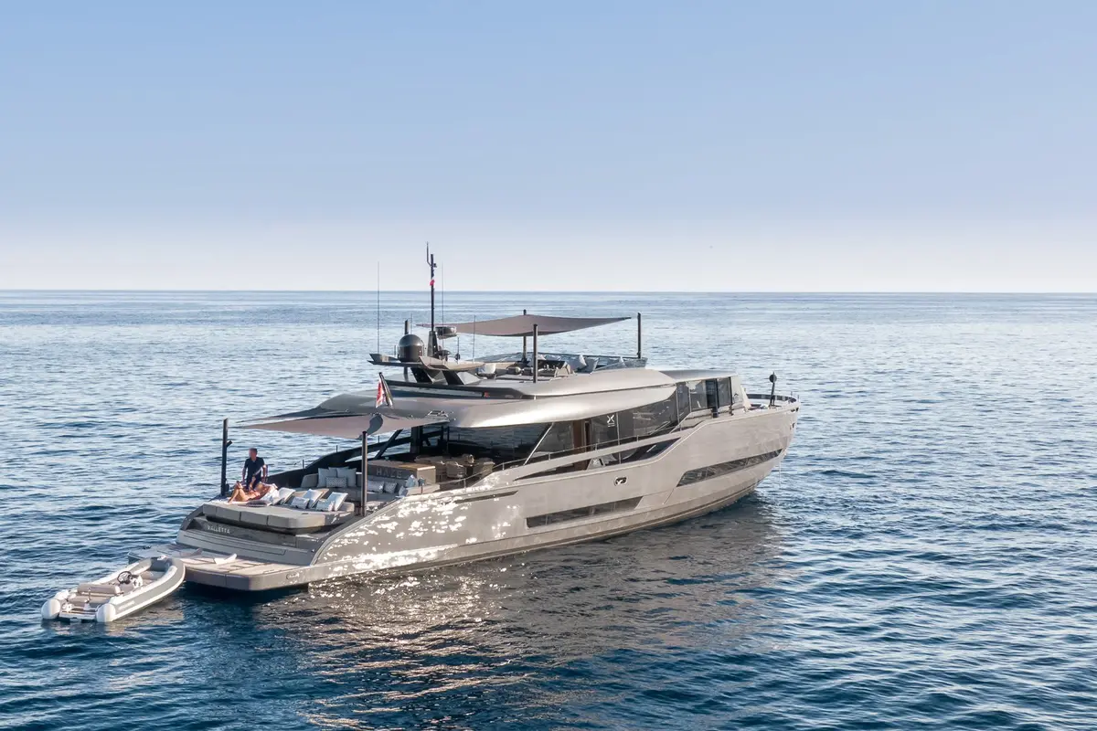 Extra 86, cubierta principal — Luxury Yachts St. Tropez, Saint-Tropez. Cubiertas amplias para una travesía tranquila hacia Port Grimaud