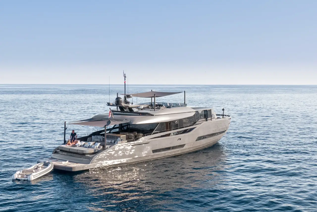 Extra 86, cubierta principal — Luxury Yachts St. Tropez, Saint-Tropez. Cubiertas amplias para una travesía tranquila hacia Port Grimaud