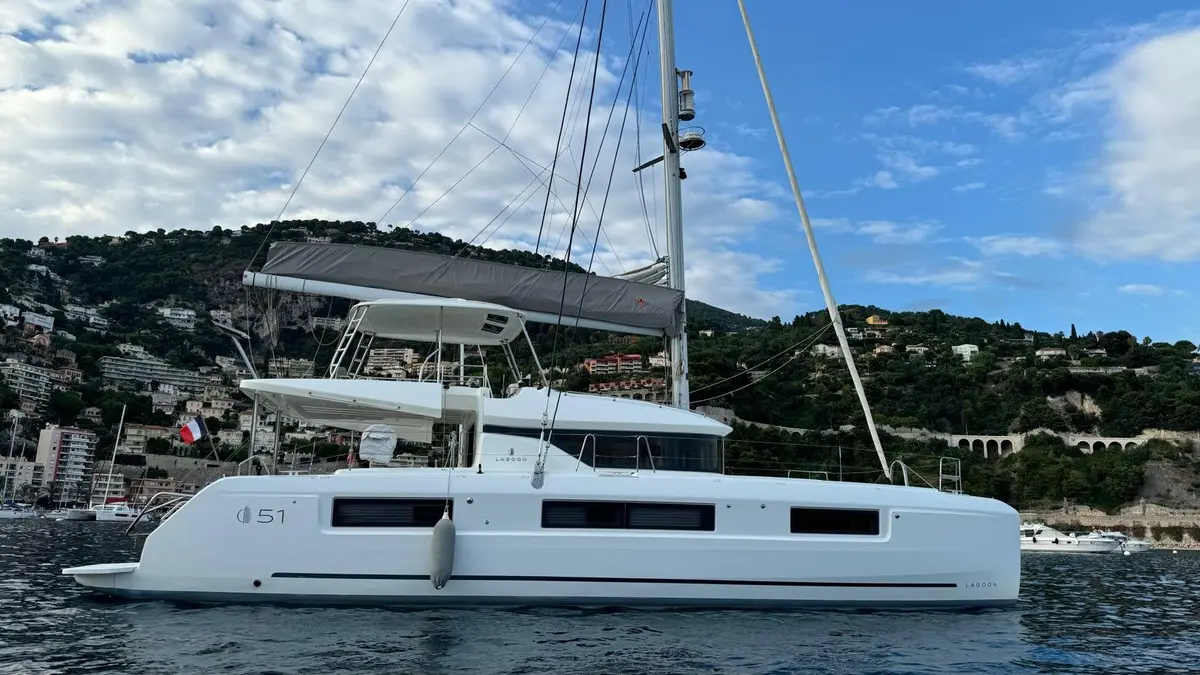 Lagoon 5.1 — Luxury Yachts St. Tropez, Saint-Tropez. Le catamaran spacieux pour longer Cap Taillat en famille