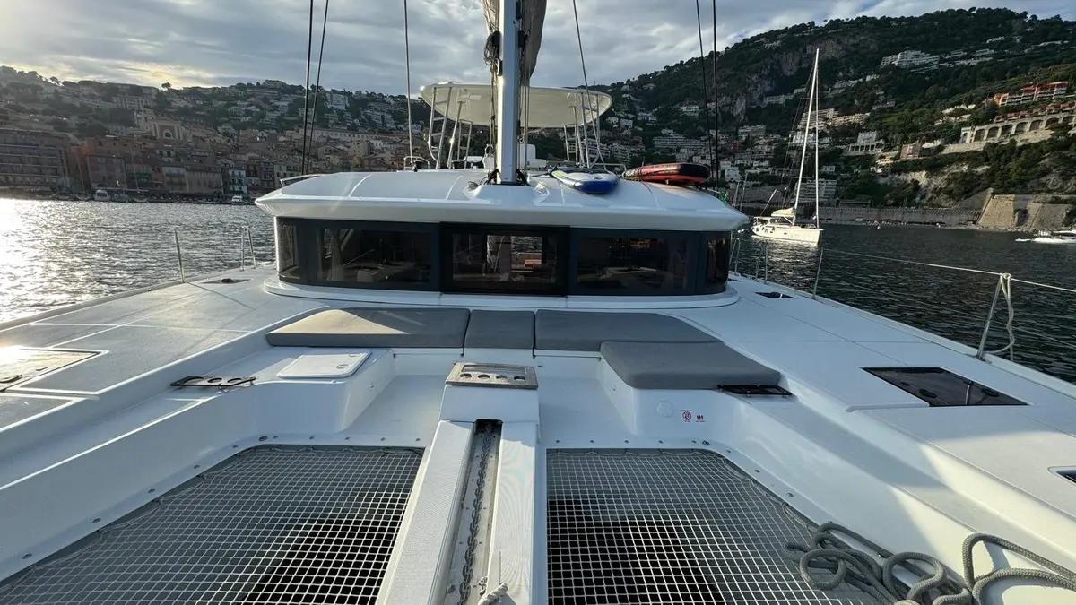 Lagoon 5.1, extérieur — Luxury Yachts St. Tropez, Saint-Tropez. Le catamaran spacieux pour longer Cap Taillat en famille