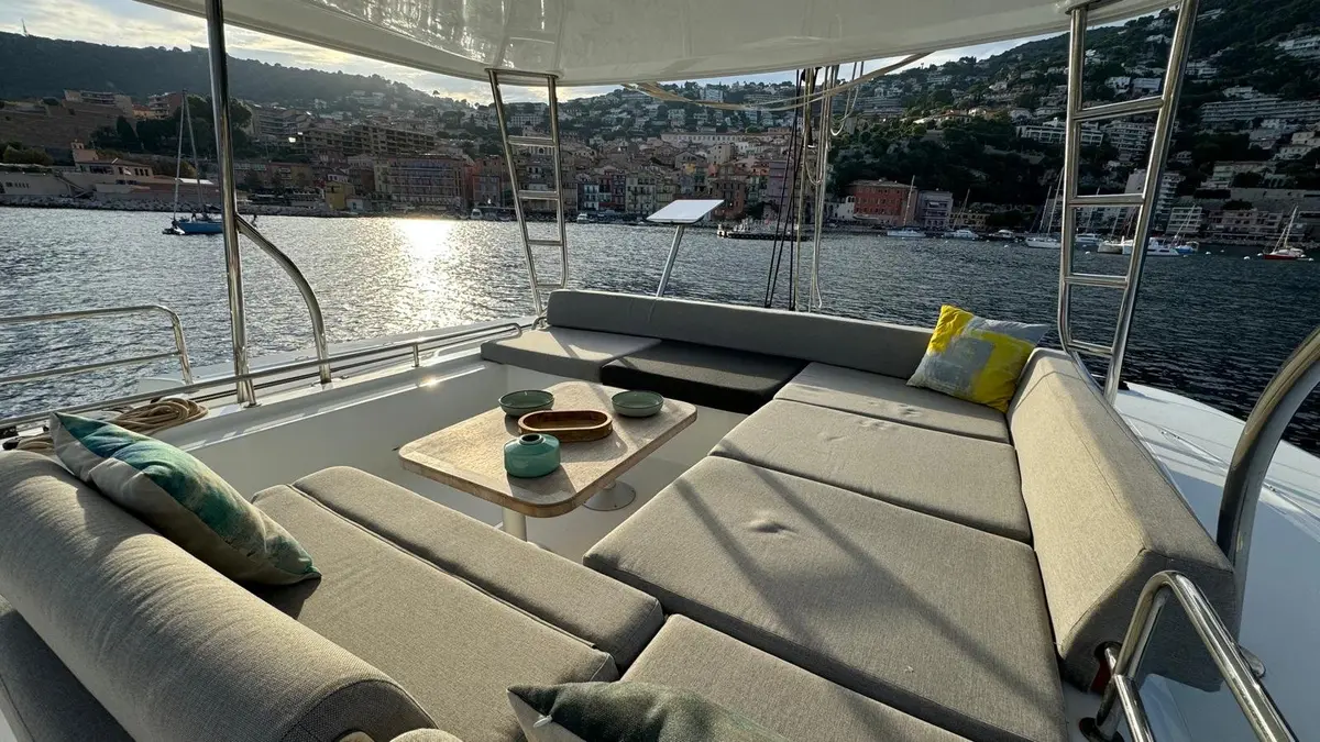 Lagoon 5.1, pont principal — Luxury Yachts St. Tropez, Saint-Tropez. Le catamaran spacieux pour longer Cap Taillat en famille