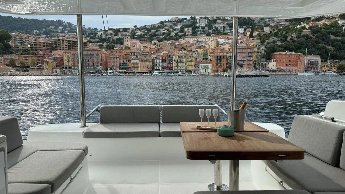 Lagoon 5.1, pont arrière — Luxury Yachts St. Tropez, Saint-Tropez. Le catamaran spacieux pour longer Cap Taillat en famille
