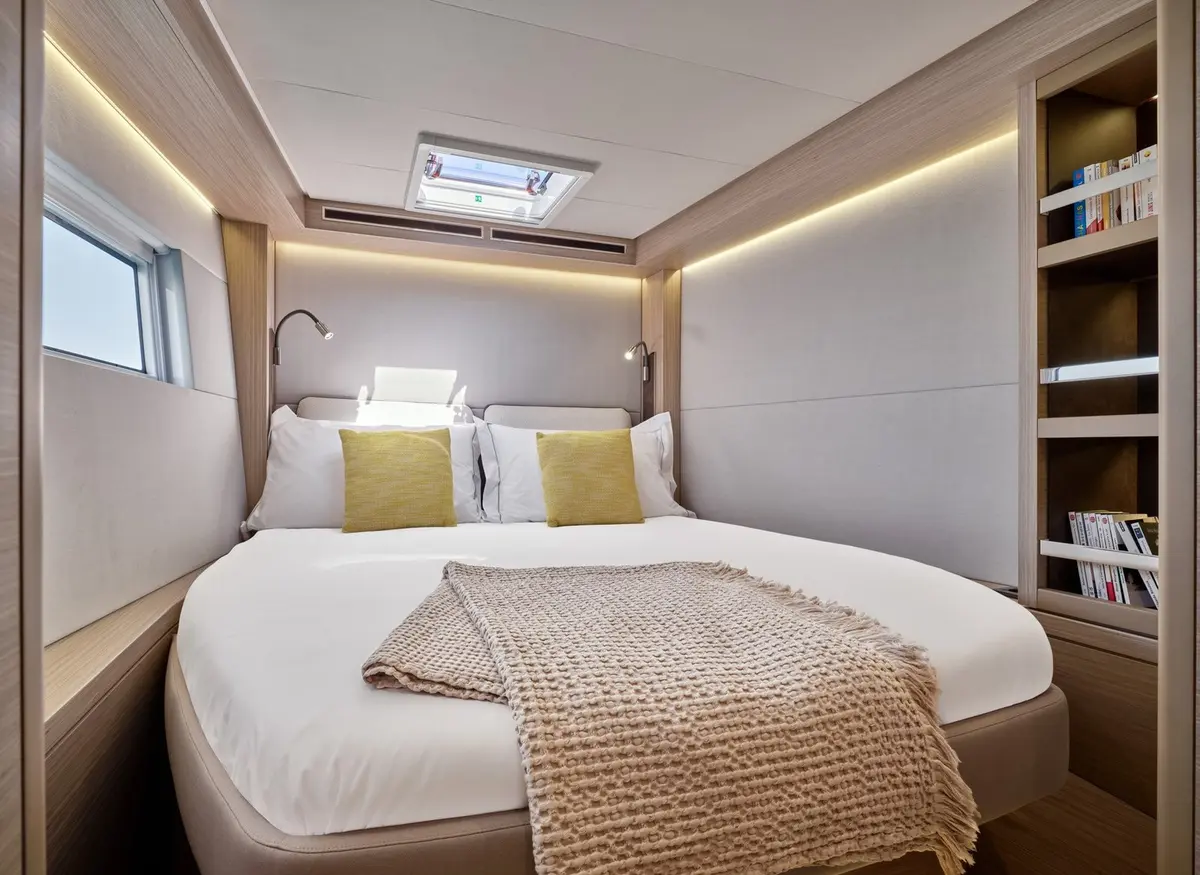 Lagoon 5.1, salon — Luxury Yachts St. Tropez, Saint-Tropez. Le catamaran spacieux pour longer Cap Taillat en famille