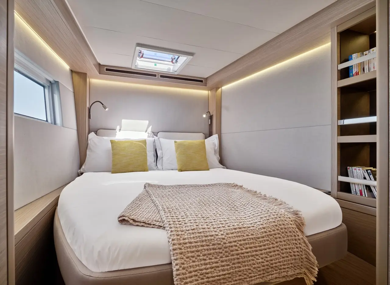 Lagoon 5.1, salon — Luxury Yachts St. Tropez, Saint-Tropez. Le catamaran spacieux pour longer Cap Taillat en famille
