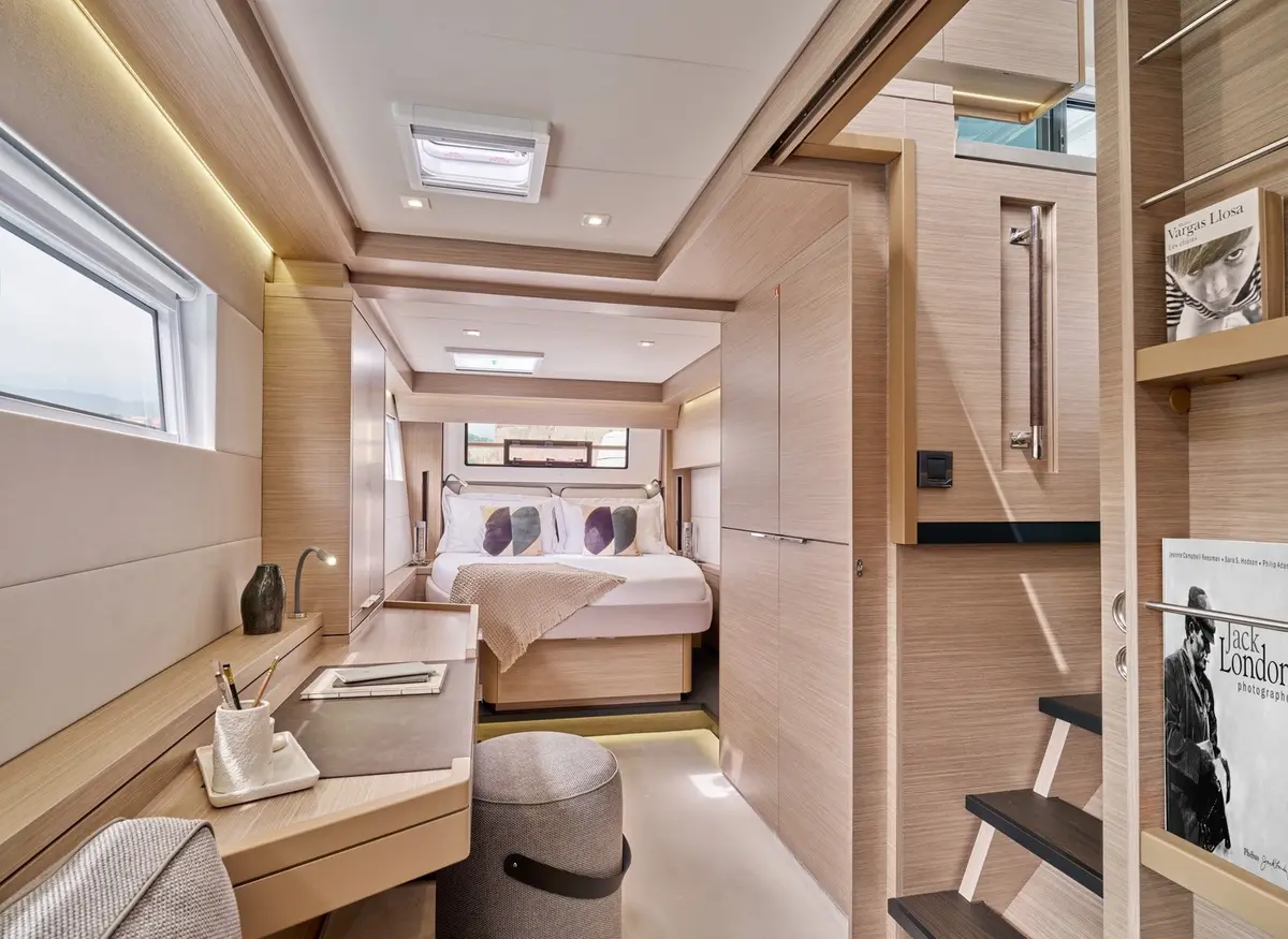 Lagoon 5.1, cabine principale — Luxury Yachts St. Tropez, Saint-Tropez. Le catamaran spacieux pour longer Cap Taillat en famille