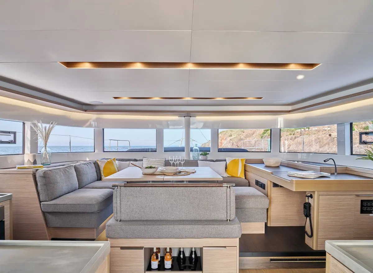 Lagoon 5.1, flybridge — Luxury Yachts St. Tropez, Saint-Tropez. Le catamaran spacieux pour longer Cap Taillat en famille