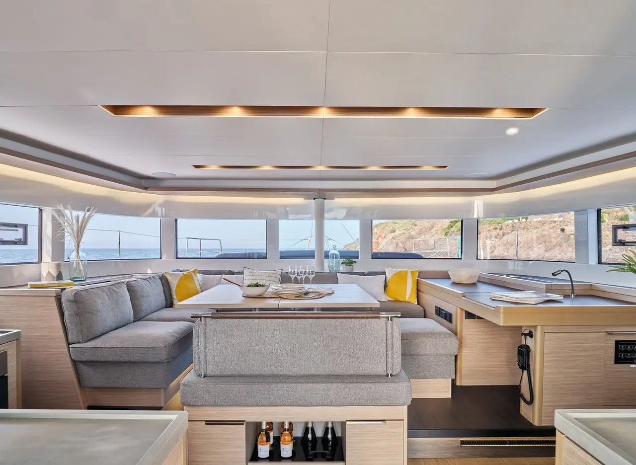 Lagoon 5.1, flybridge — Luxury Yachts St. Tropez, Saint-Tropez. Le catamaran spacieux pour longer Cap Taillat en famille