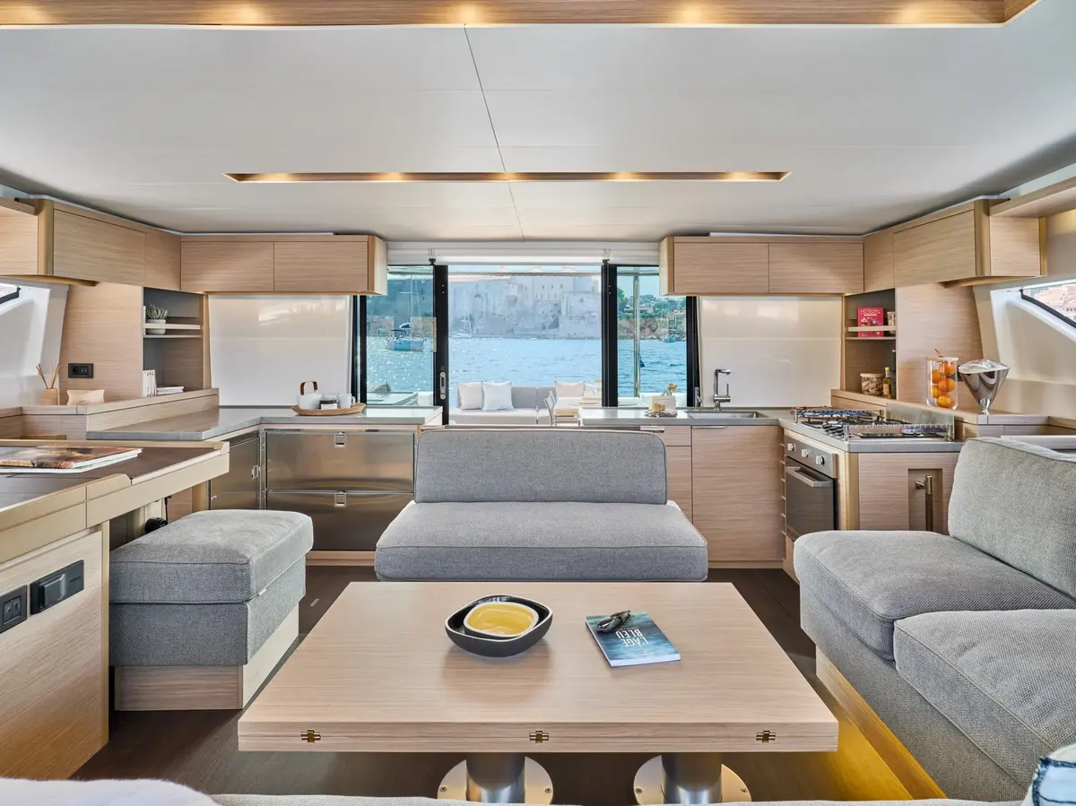 Lagoon 5.1, extérieur — Luxury Yachts St. Tropez, Saint-Tropez. Le catamaran spacieux pour longer Cap Taillat en famille