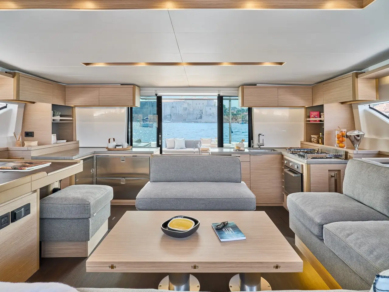 Lagoon 5.1, extérieur — Luxury Yachts St. Tropez, Saint-Tropez. Le catamaran spacieux pour longer Cap Taillat en famille