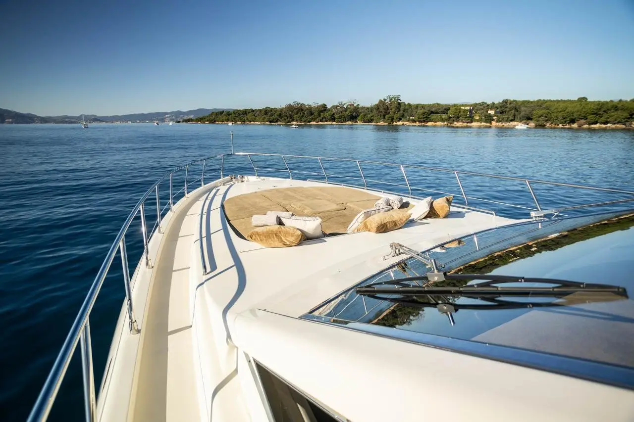Leopard 24, salon — Luxury Yachts St. Tropez, Saint-Tropez. 24 Metres Built For Gulf Anchorages And Island Runs