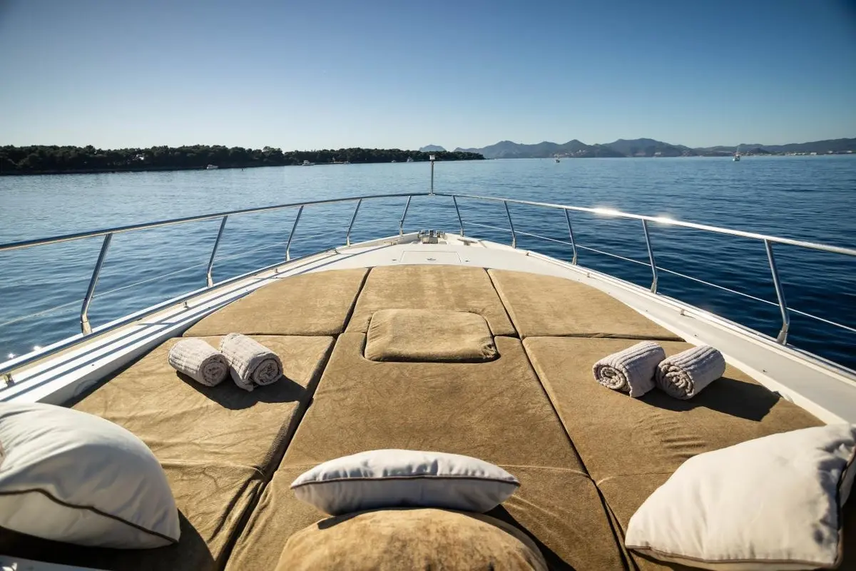 Leopard 24, master cabin — Luxury Yachts St. Tropez, Saint-Tropez. 24 Metres Built For Gulf Anchorages And Island Runs
