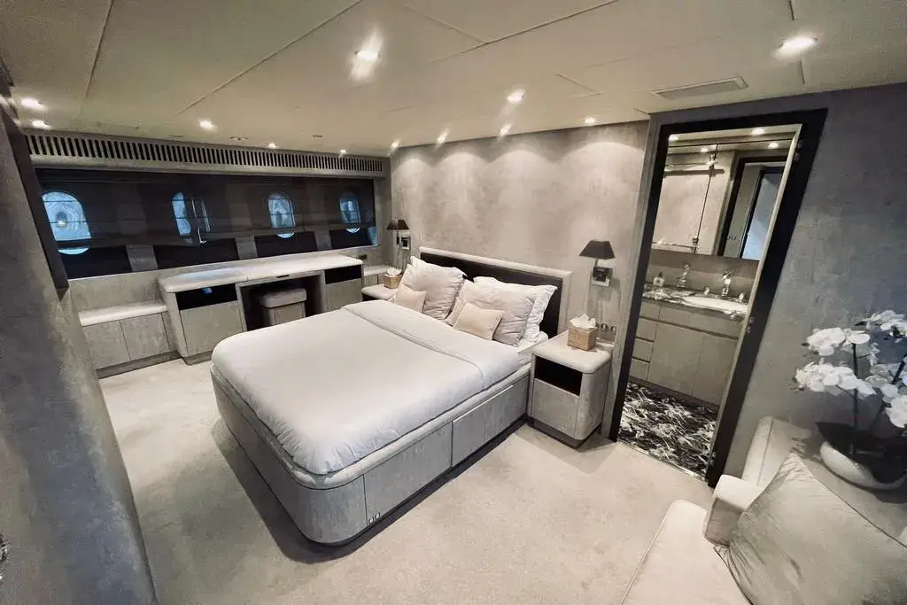 Leopard 31, salon — Luxury Yachts St. Tropez, Saint-Tropez. Fast Gulf crossings from Nouveau Port to Pampelonne