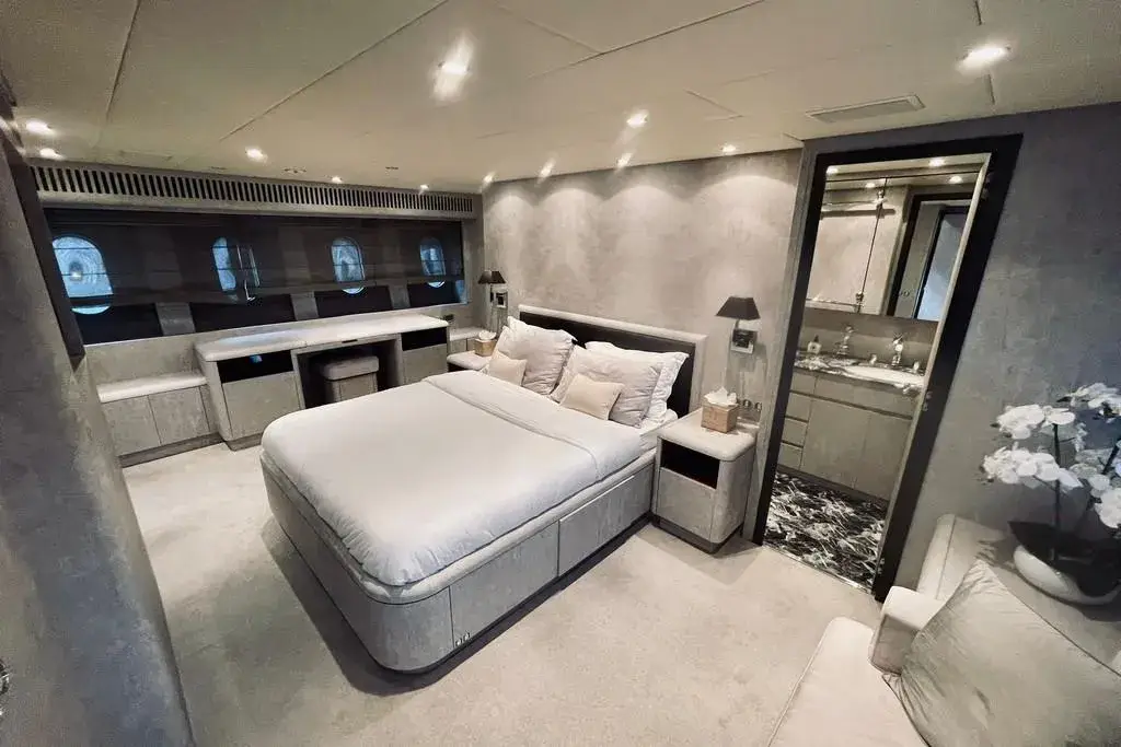 Leopard 31, salon — Luxury Yachts St. Tropez, Saint-Tropez. Fast Gulf crossings from Nouveau Port to Pampelonne