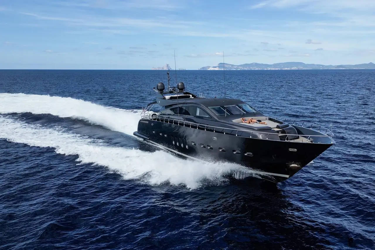 Leopard 31, master cabin — Luxury Yachts St. Tropez, Saint-Tropez. Fast Gulf crossings from Nouveau Port to Pampelonne