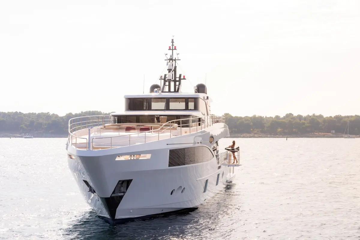 Majesty 100 — Luxury Yachts St. Tropez, Saint-Tropez. Cap sur les Îles d'Hyères, pont large, mouillage tranquille