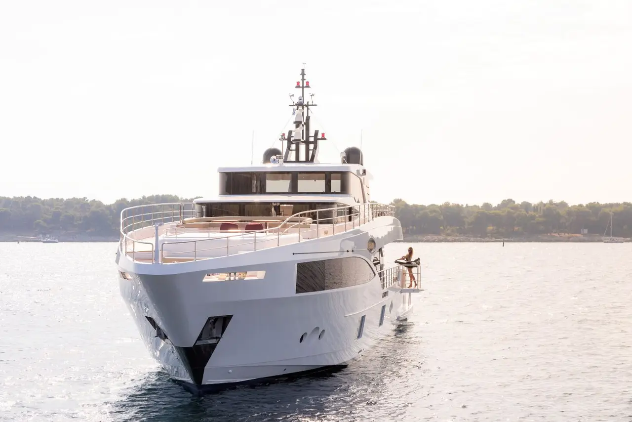 Majesty 100 — Luxury Yachts St. Tropez, Saint-Tropez. Cap sur les Îles d'Hyères, pont large, mouillage tranquille