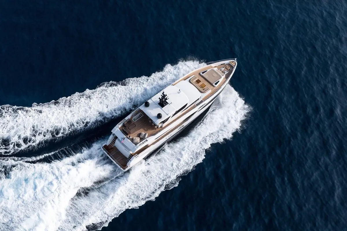Majesty 100, extérieur — Luxury Yachts St. Tropez, Saint-Tropez. Cap sur les Îles d'Hyères, pont large, mouillage tranquille