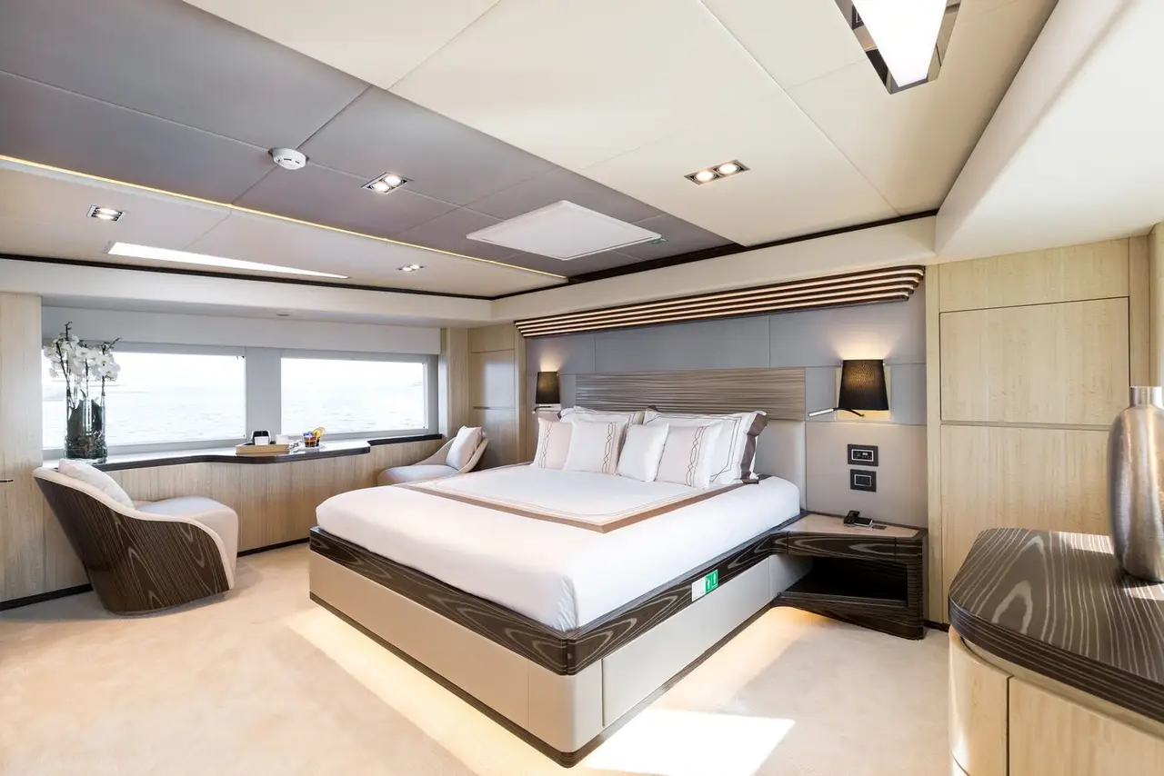 Majesty 100, pont arrière — Luxury Yachts St. Tropez, Saint-Tropez. Cap sur les Îles d'Hyères, pont large, mouillage tranquille