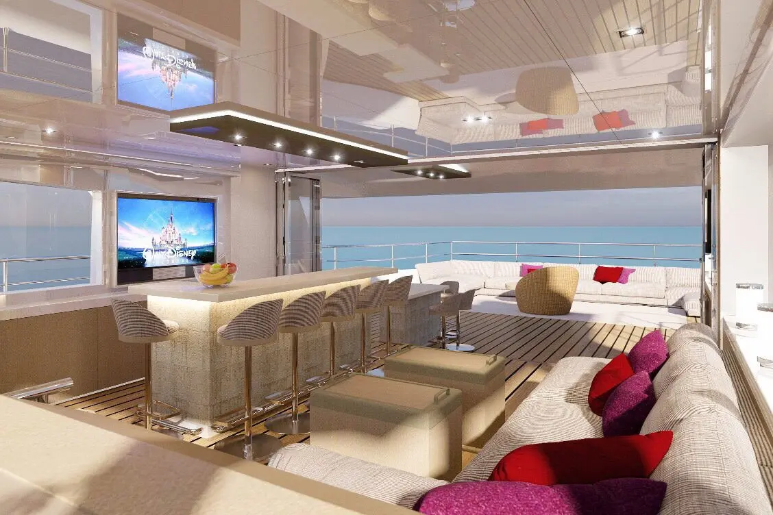 Majesty 100, salon — Luxury Yachts St. Tropez, Saint-Tropez. Cap sur les Îles d'Hyères, pont large, mouillage tranquille