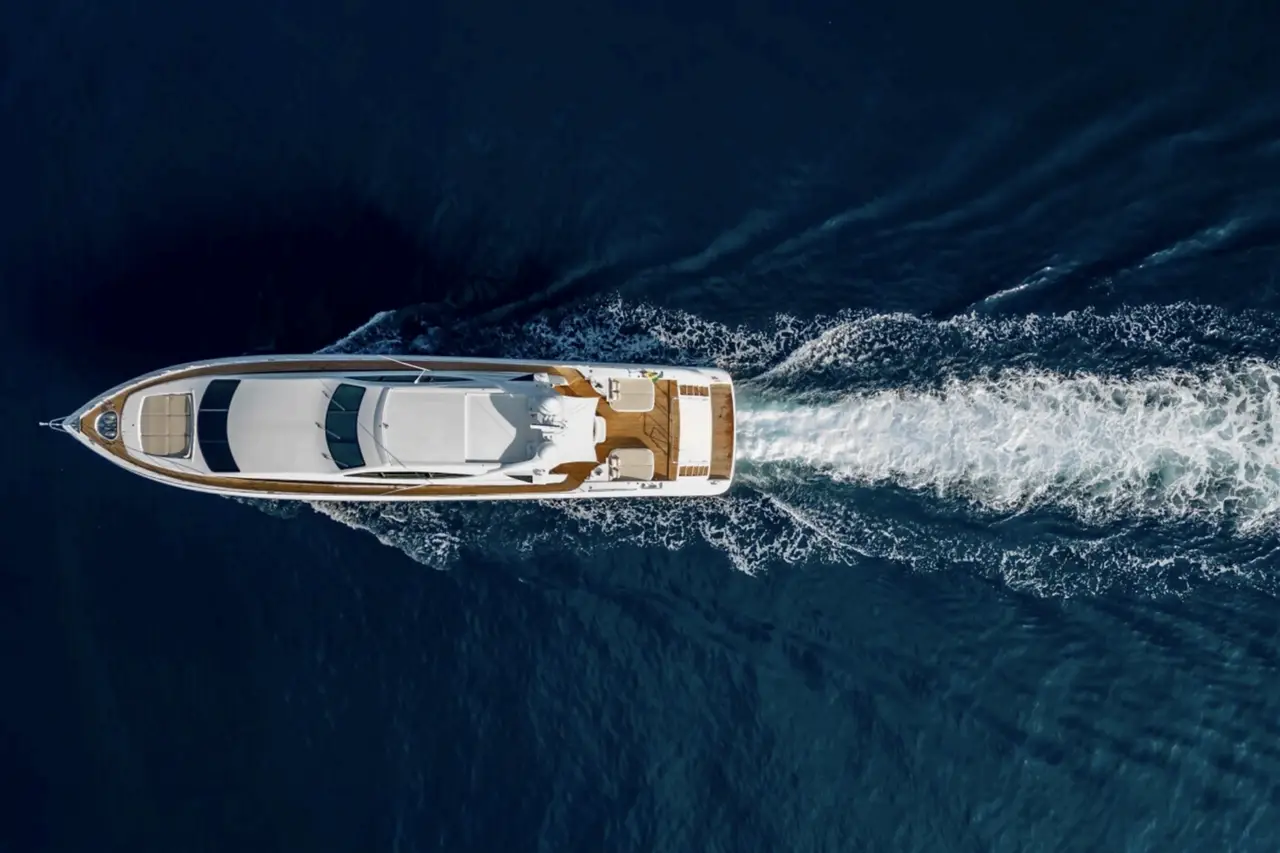 Mangusta 105, extérieur — Luxury Yachts St. Tropez, Saint-Tropez. Coque rapide vers Pampelonne, retour au coucher du soleil