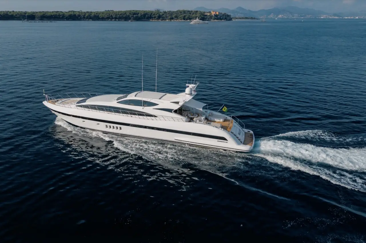 Mangusta 105, pont principal — Luxury Yachts St. Tropez, Saint-Tropez. Coque rapide vers Pampelonne, retour au coucher du soleil