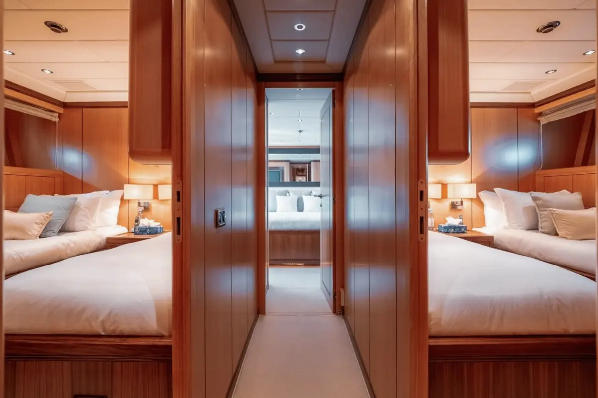 Mangusta 105, pont arrière — Luxury Yachts St. Tropez, Saint-Tropez. Coque rapide vers Pampelonne, retour au coucher du soleil