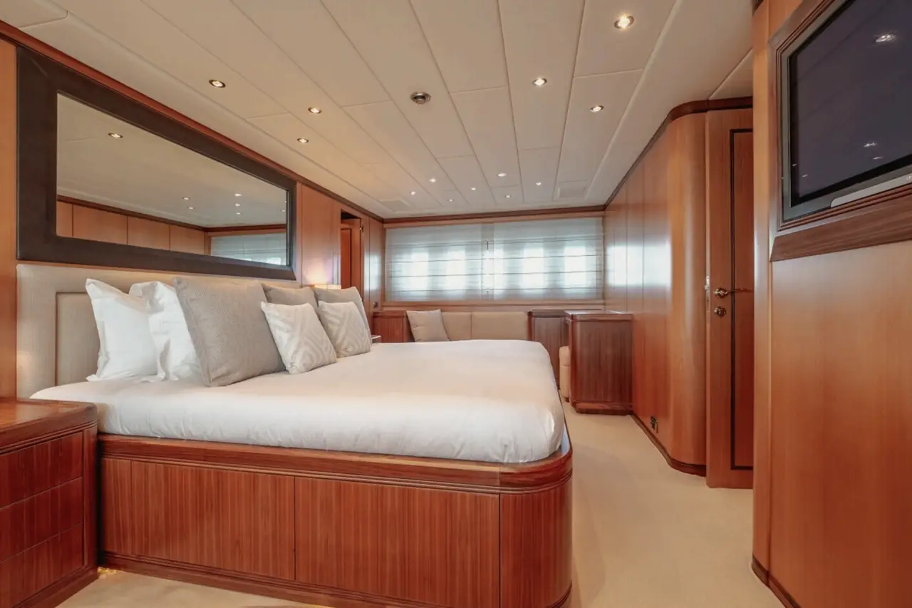 Mangusta 105, salon — Luxury Yachts St. Tropez, Saint-Tropez. Coque rapide vers Pampelonne, retour au coucher du soleil