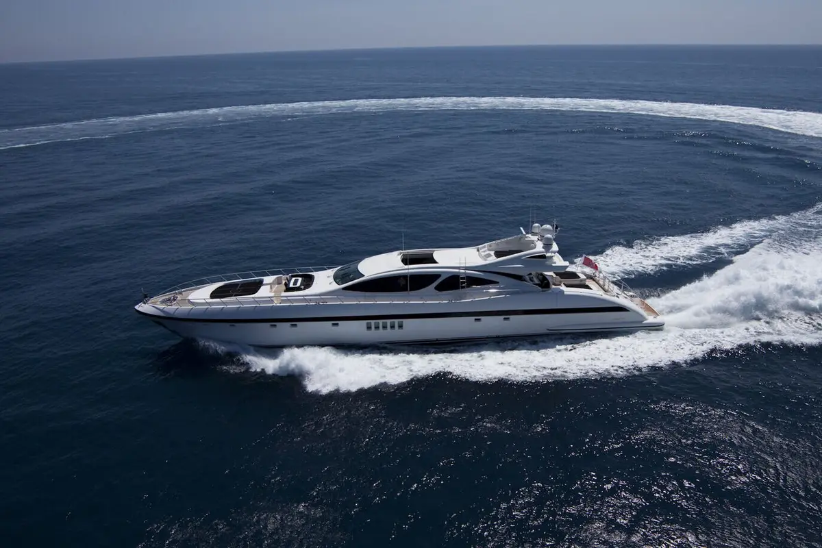 Mangusta 130 — Luxury Yachts St. Tropez, Saint-Tropez. Golfe au mouillage puis cap franc vers Pampelonne