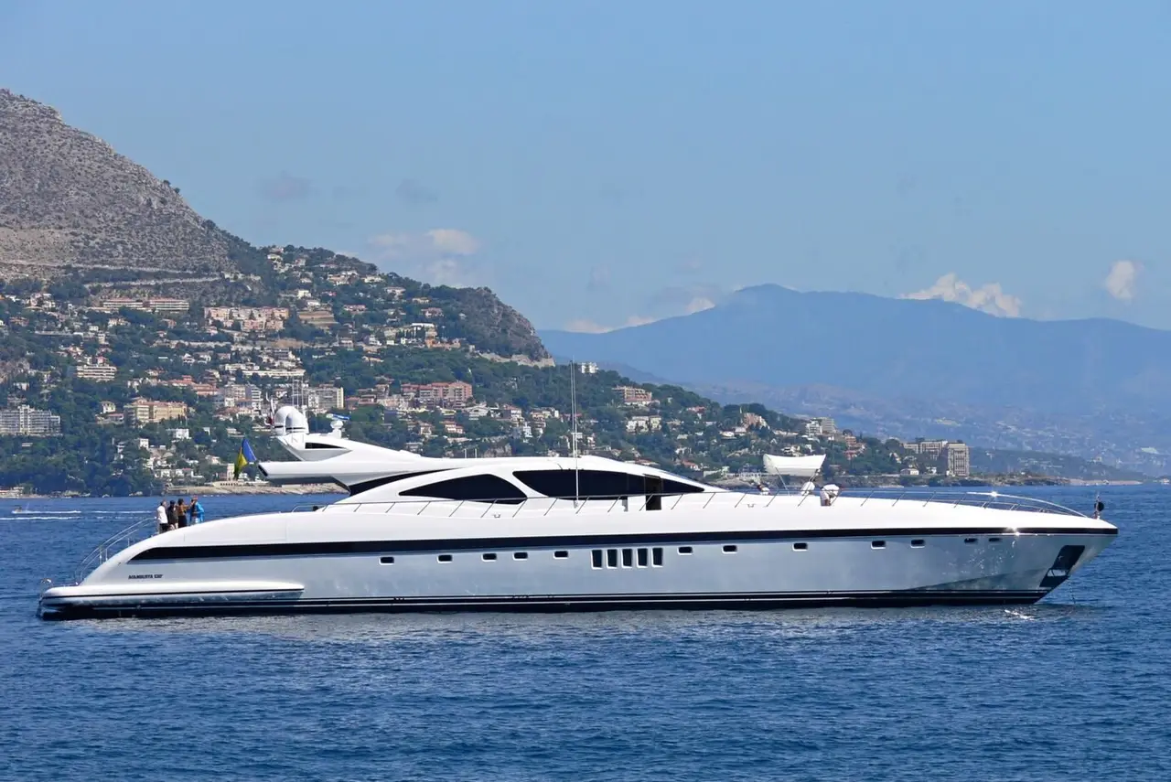 Mangusta 130, extérieur — Luxury Yachts St. Tropez, Saint-Tropez. Golfe au mouillage puis cap franc vers Pampelonne