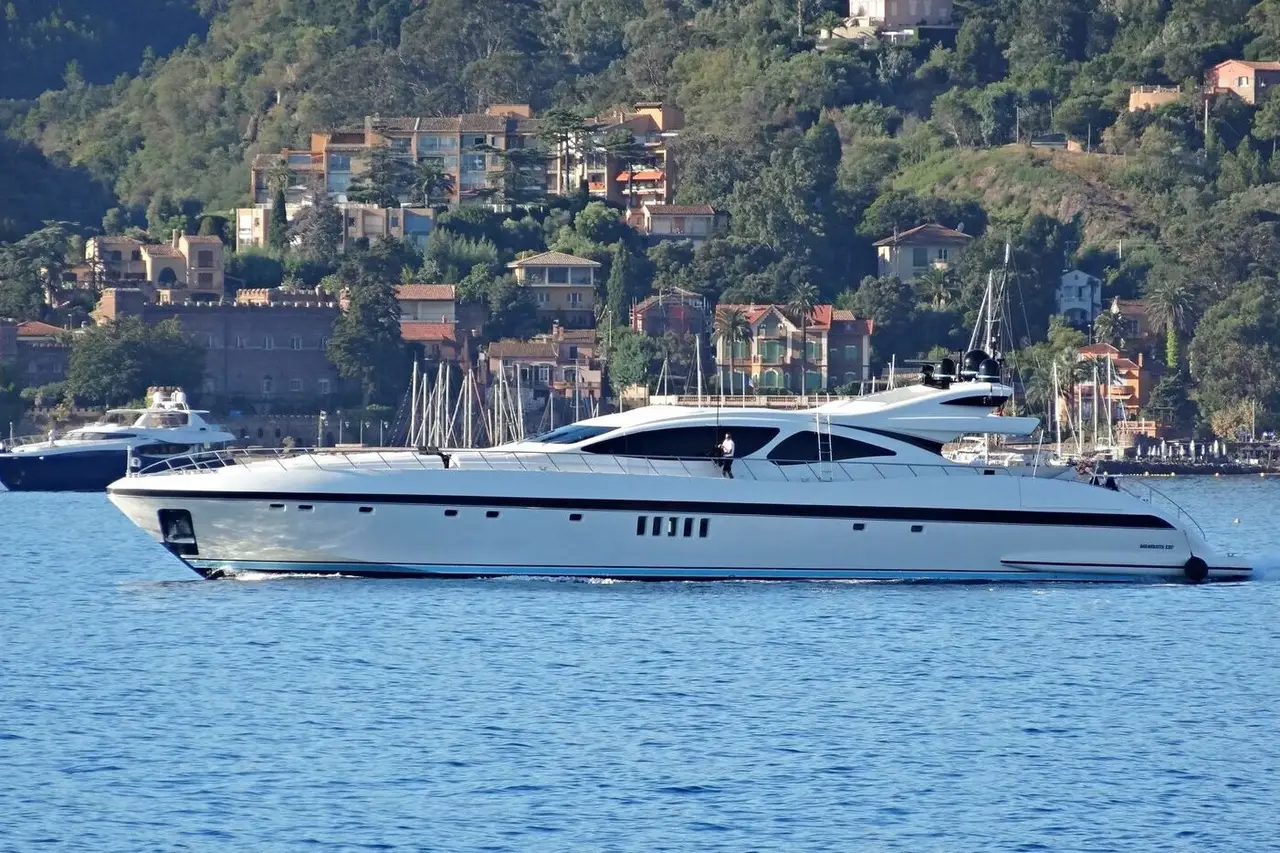 Mangusta 130, pont principal — Luxury Yachts St. Tropez, Saint-Tropez. Golfe au mouillage puis cap franc vers Pampelonne