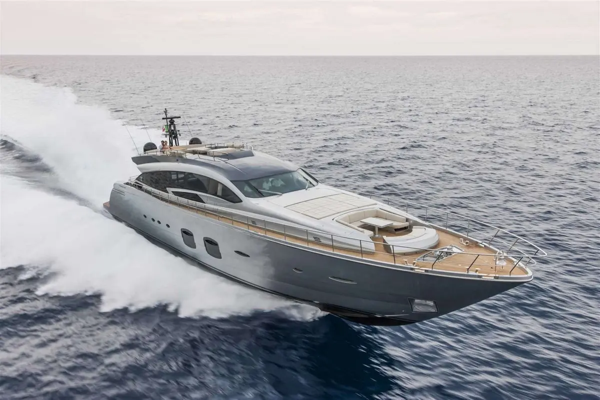 Mangusta 130, cabine principale — Luxury Yachts St. Tropez, Saint-Tropez. Golfe au mouillage puis cap franc vers Pampelonne