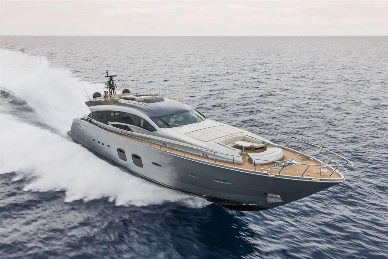 Mangusta 130, cabine principale — Luxury Yachts St. Tropez, Saint-Tropez. Golfe au mouillage puis cap franc vers Pampelonne