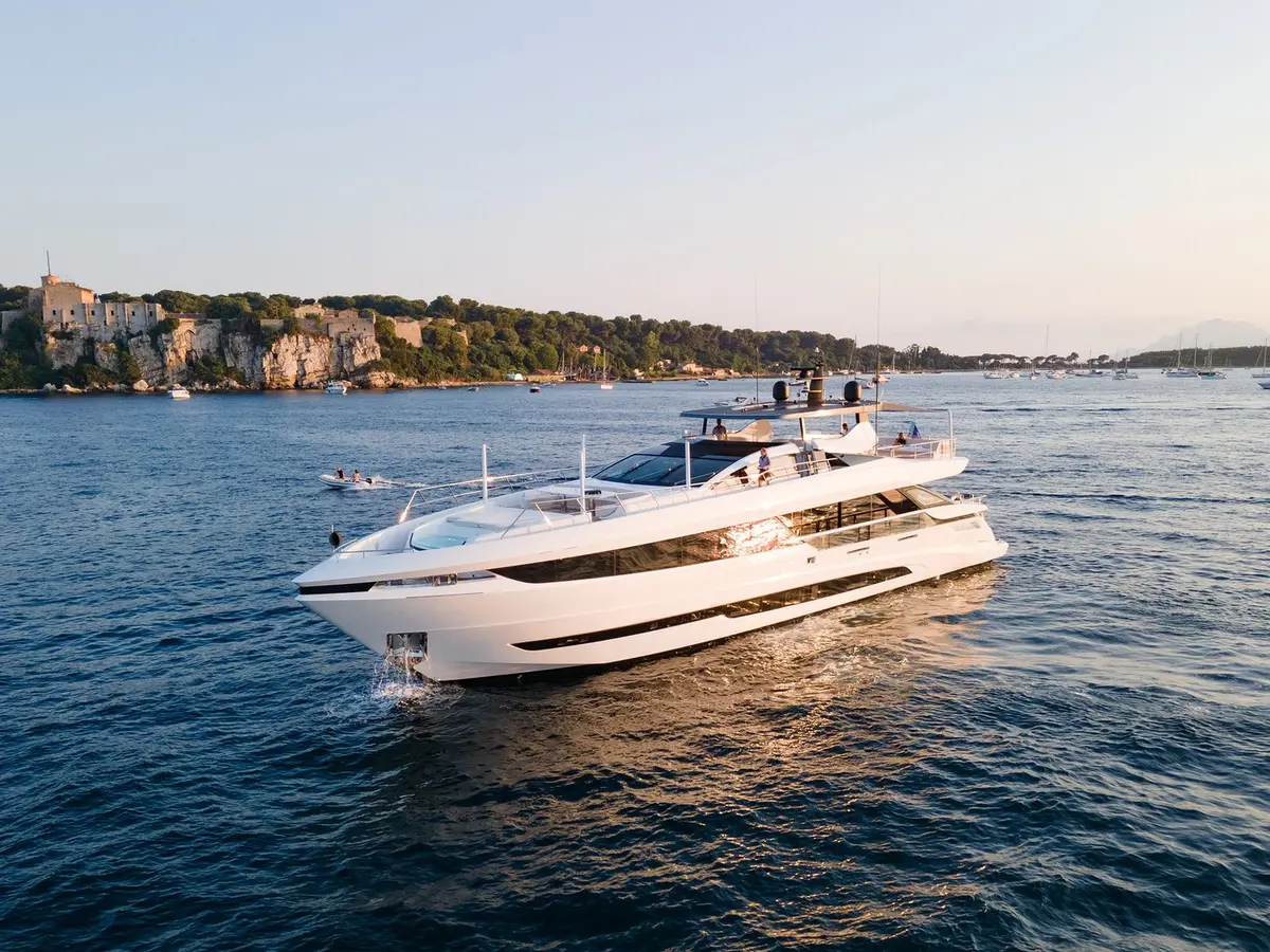 Mangusta 33, extérieur — Luxury Yachts St. Tropez, Saint-Tropez. Cap Taillat en filée, retour avant le coucher du soleil