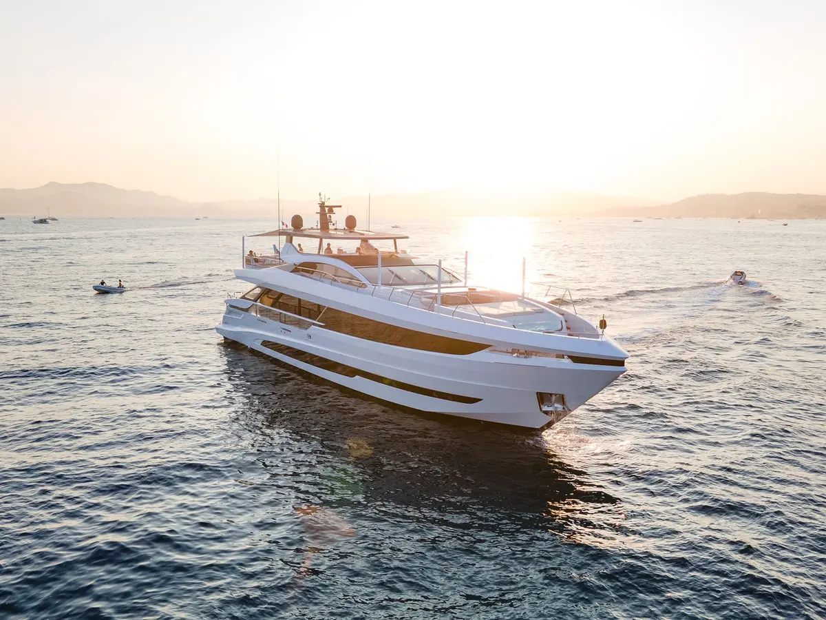 Mangusta 33, pont principal — Luxury Yachts St. Tropez, Saint-Tropez. Cap Taillat en filée, retour avant le coucher du soleil