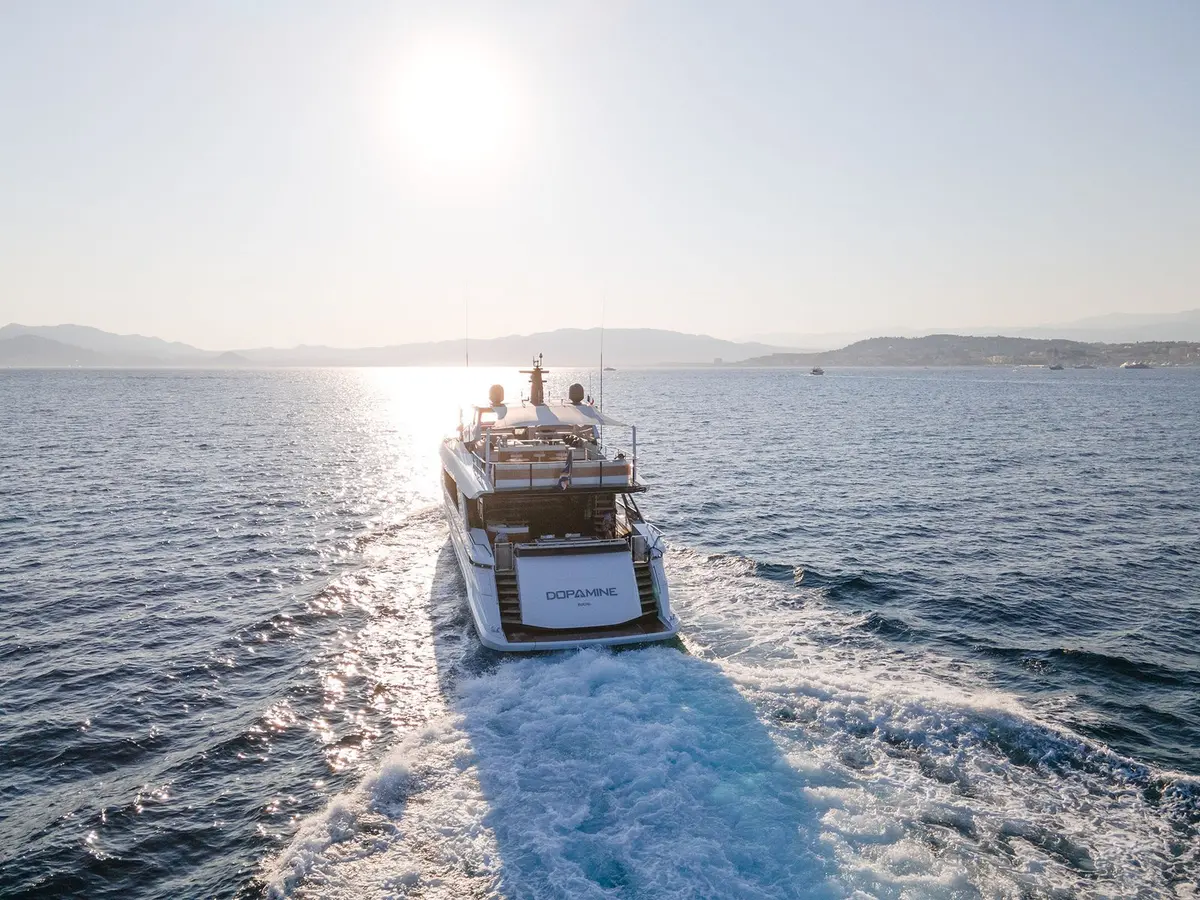 Mangusta 33, pont arrière — Luxury Yachts St. Tropez, Saint-Tropez. Cap Taillat en filée, retour avant le coucher du soleil