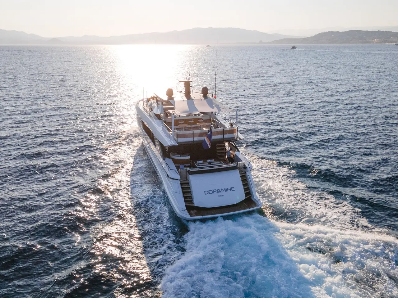 Mangusta 33, salon — Luxury Yachts St. Tropez, Saint-Tropez. Cap Taillat en filée, retour avant le coucher du soleil