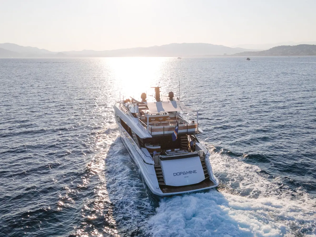 Mangusta 33, cabine principale — Luxury Yachts St. Tropez, Saint-Tropez. Cap Taillat en filée, retour avant le coucher du soleil